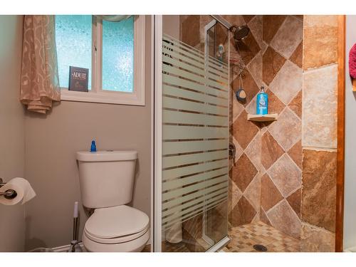 125 Mill Road, Fruitvale, BC - Indoor Photo Showing Bathroom