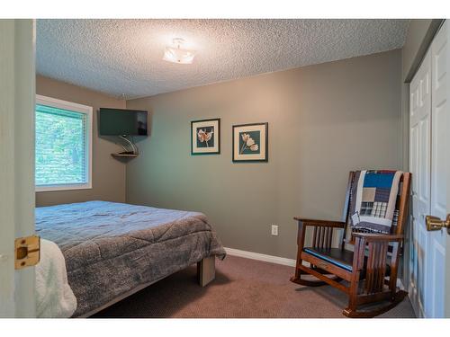 125 Mill Road, Fruitvale, BC - Indoor Photo Showing Bedroom