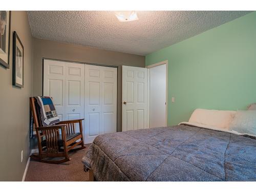 125 Mill Road, Fruitvale, BC - Indoor Photo Showing Bedroom