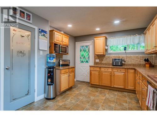 125 Mill Road, Fruitvale, BC - Indoor Photo Showing Kitchen