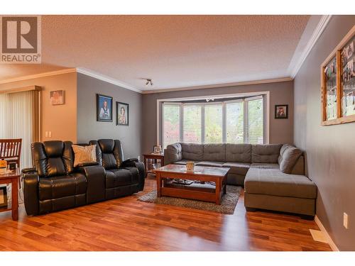 125 Mill Road, Fruitvale, BC - Indoor Photo Showing Living Room