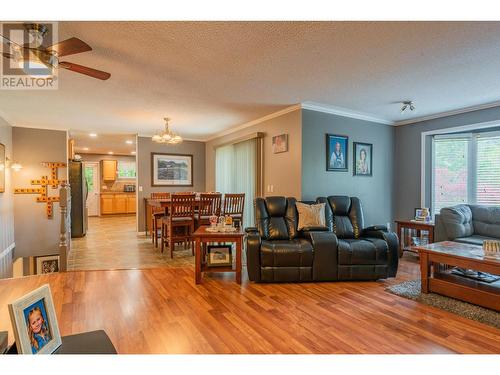 125 Mill Road, Fruitvale, BC - Indoor Photo Showing Living Room