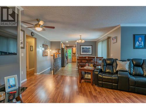 125 Mill Road, Fruitvale, BC - Indoor Photo Showing Living Room