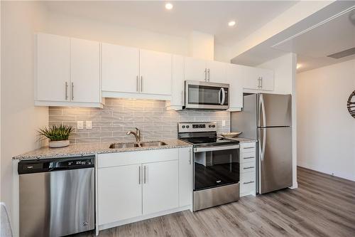 60 Charles Street W|Unit #502, Kitchener, ON - Indoor Photo Showing Kitchen With Double Sink With Upgraded Kitchen