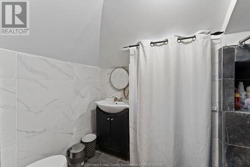 555 Bridge, Windsor, ON - Indoor Photo Showing Bathroom