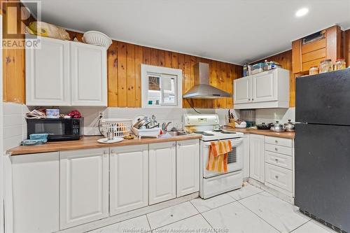 555 Bridge, Windsor, ON - Indoor Photo Showing Kitchen