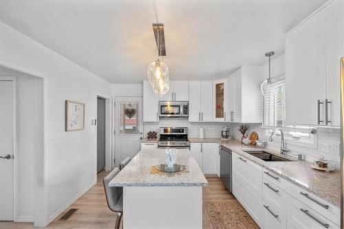 22 Paris Road, Brantford, ON - Indoor Photo Showing Kitchen With Upgraded Kitchen