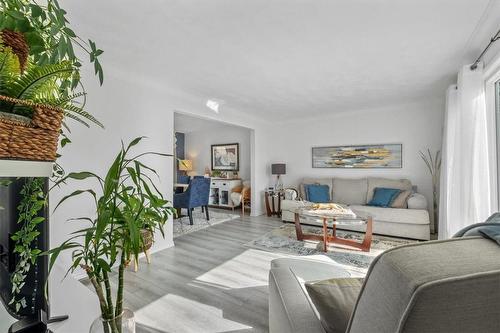 22 Paris Road, Brantford, ON - Indoor Photo Showing Living Room