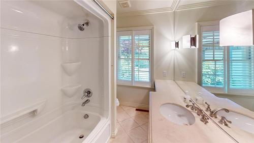 3 Rusholme Crescent, St. Catharines, ON - Indoor Photo Showing Bathroom