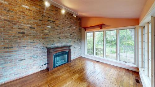 3 Rusholme Crescent, St. Catharines, ON - Indoor Photo Showing Living Room With Fireplace