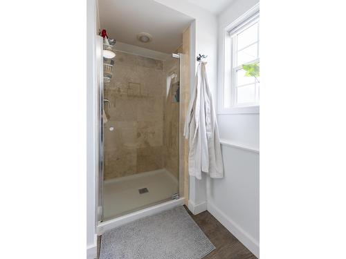 691 7Th Avenue, Fernie, BC - Indoor Photo Showing Bathroom