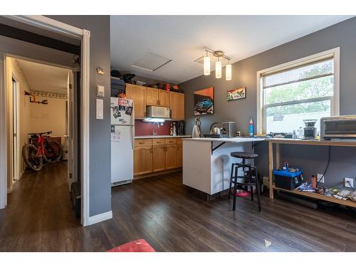 691 7Th Avenue, Fernie, BC - Indoor Photo Showing Kitchen