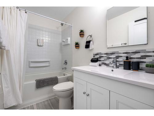 7496 Jackson Avenue, Radium Hot Springs, BC - Indoor Photo Showing Bathroom