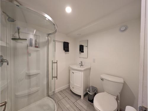 7496 Jackson Avenue, Radium Hot Springs, BC - Indoor Photo Showing Bathroom