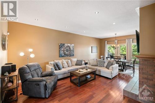 58 Townsend Drive, Ottawa, ON - Indoor Photo Showing Living Room