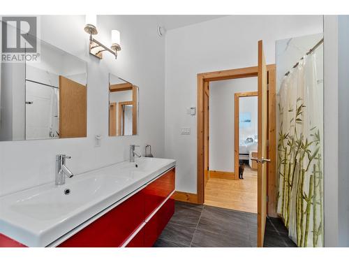 4519 June Springs Road, Kelowna, BC - Indoor Photo Showing Bathroom