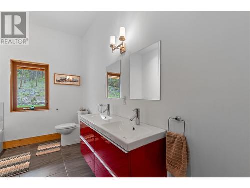 4519 June Springs Road, Kelowna, BC - Indoor Photo Showing Bathroom