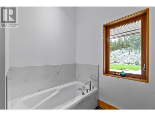 4519 June Springs Road, Kelowna, BC - Indoor Photo Showing Bathroom