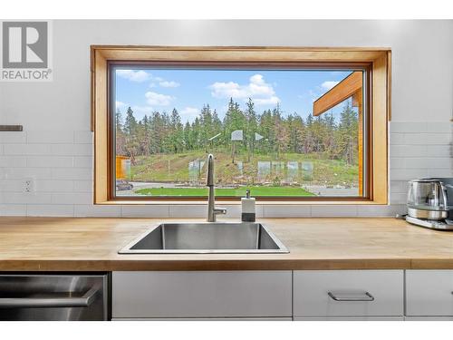 4519 June Springs Road, Kelowna, BC - Indoor Photo Showing Kitchen