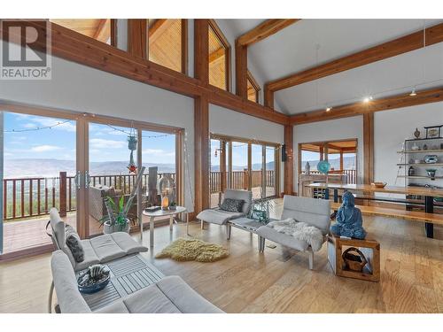 4519 June Springs Road, Kelowna, BC - Indoor Photo Showing Living Room