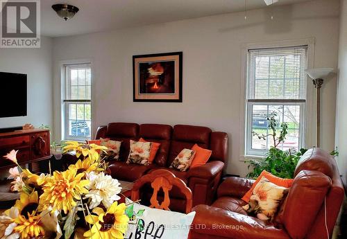 3472 Monck Road, Kawartha Lakes, ON - Indoor Photo Showing Living Room