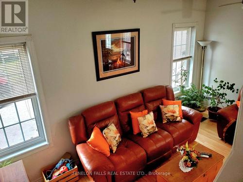 3472 Monck Road, Kawartha Lakes, ON - Indoor Photo Showing Living Room
