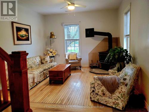 3472 Monck Road, Kawartha Lakes, ON - Indoor Photo Showing Living Room