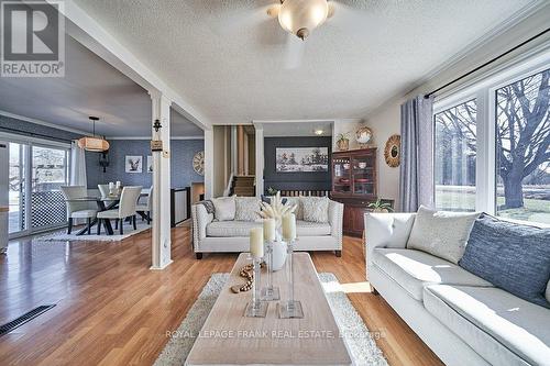 2 Maxwell Street, Kawartha Lakes, ON - Indoor Photo Showing Living Room