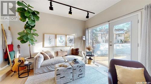 1511 23Rd Avenue, Regina, SK - Indoor Photo Showing Living Room