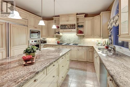 1301 Lindburgh Court, Mississauga, ON - Indoor Photo Showing Kitchen With Double Sink With Upgraded Kitchen
