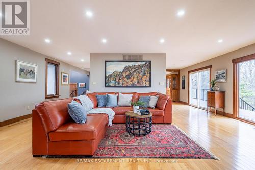 152 Weirs Lane, Hamilton, ON - Indoor Photo Showing Living Room