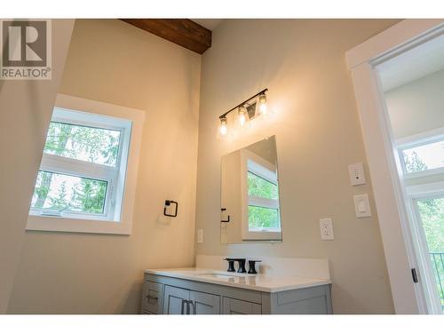 695 Killough  Road, Castlegar, BC - Indoor Photo Showing Bathroom