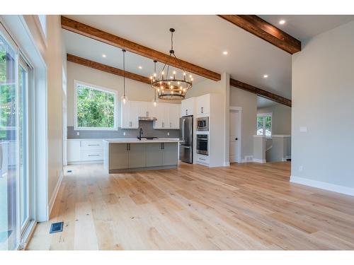 695 Killough Road, Castlegar, BC - Indoor Photo Showing Kitchen