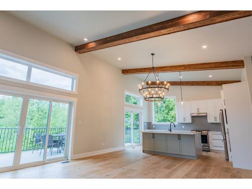 695 Killough Road, Castlegar, BC - Indoor Photo Showing Kitchen