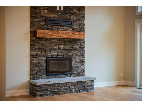 695 Killough Road, Castlegar, BC - Indoor Photo Showing Living Room With Fireplace