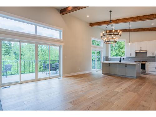 695 Killough Road, Castlegar, BC - Indoor Photo Showing Kitchen