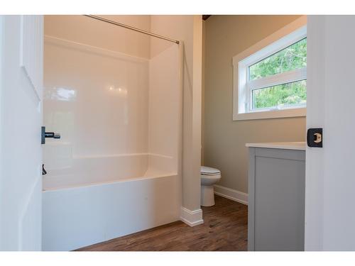 695 Killough Road, Castlegar, BC - Indoor Photo Showing Bathroom