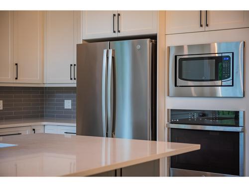 695 Killough Road, Castlegar, BC - Indoor Photo Showing Kitchen With Stainless Steel Kitchen With Upgraded Kitchen