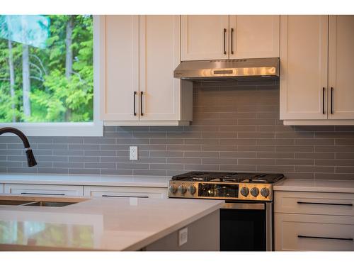 695 Killough Road, Castlegar, BC - Indoor Photo Showing Kitchen With Stainless Steel Kitchen With Upgraded Kitchen