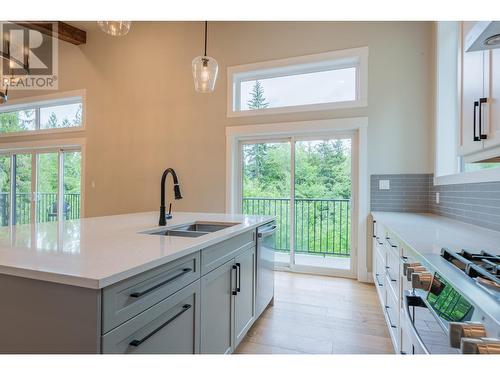 695 Killough  Road, Castlegar, BC - Indoor Photo Showing Kitchen With Double Sink With Upgraded Kitchen