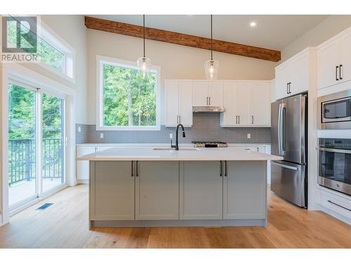 695 Killough  Road, Castlegar, BC - Indoor Photo Showing Kitchen With Stainless Steel Kitchen With Upgraded Kitchen