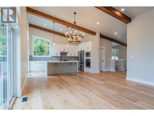 695 Killough  Road, Castlegar, BC - Indoor Photo Showing Kitchen