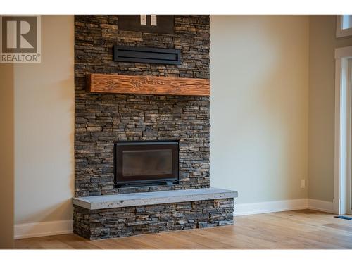 695 Killough  Road, Castlegar, BC - Indoor Photo Showing Living Room With Fireplace