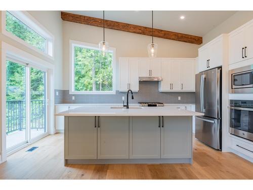 695 Killough Road, Castlegar, BC - Indoor Photo Showing Kitchen With Stainless Steel Kitchen With Upgraded Kitchen