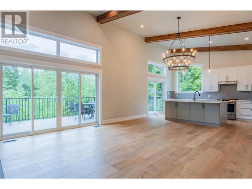 695 Killough  Road, Castlegar, BC - Indoor Photo Showing Kitchen