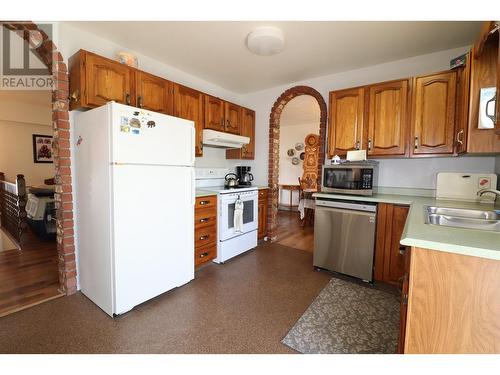 7607 St Mark Crescent, Prince George, BC - Indoor Photo Showing Kitchen With Double Sink