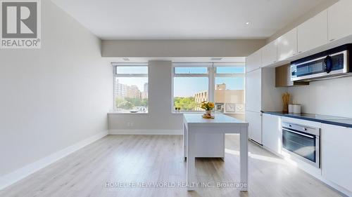 622 - 111 St Clair Avenue W, Toronto, ON - Indoor Photo Showing Kitchen