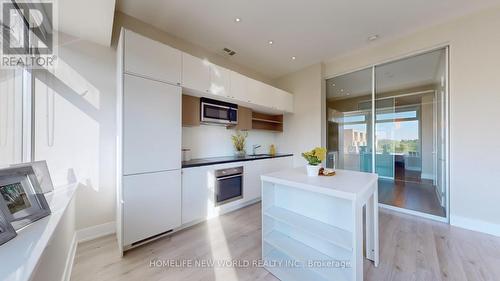 622 - 111 St Clair Avenue W, Toronto, ON - Indoor Photo Showing Kitchen