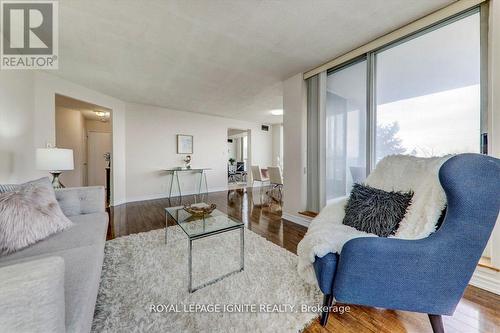 402 - 400 Mclevin Avenue, Toronto, ON - Indoor Photo Showing Living Room