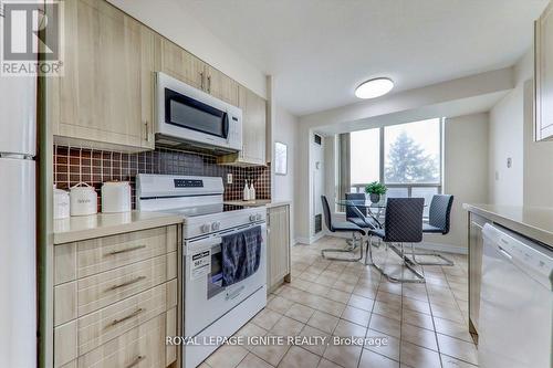 402 - 400 Mclevin Avenue, Toronto, ON - Indoor Photo Showing Kitchen